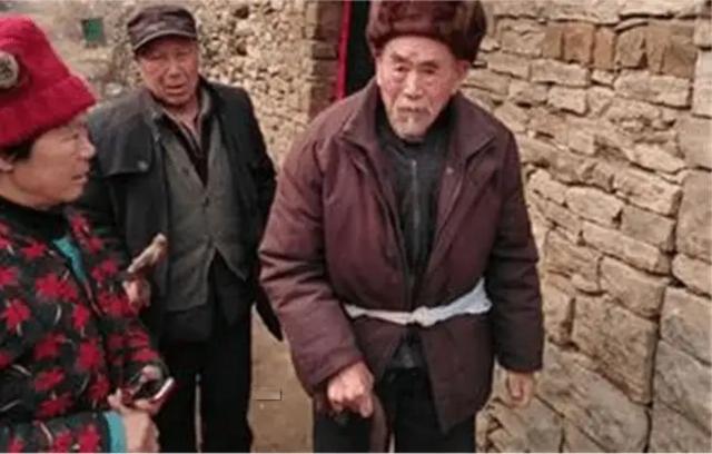 山东老人信守诺言，为抗日无名英雄守墓长达74年，92岁时奇迹出现