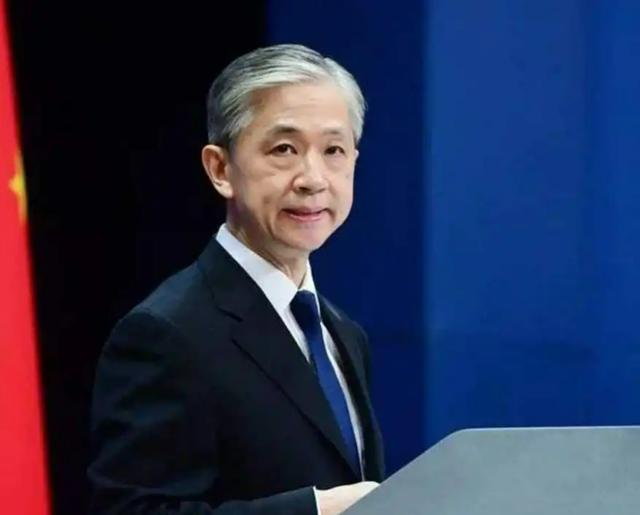 点燃乌克兰战火后，美国在南海集结兵力，首次出动万吨远征基地舰