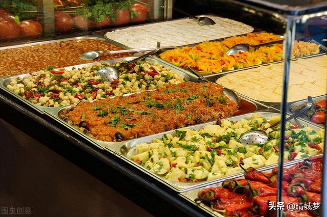 父母带儿子吃自助餐，竟把姐姐丢在门外！（身边故事）