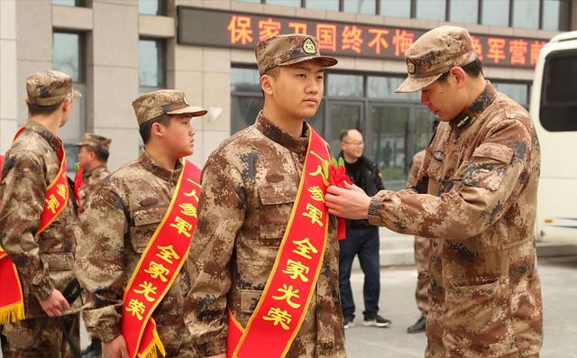 大学生参军入伍,大学生当兵所具备的条件(但有4类人将失去当兵资格)