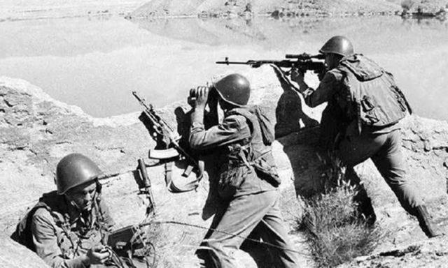 乌克兰抱美国大腿可靠吗？1975年毛主席断言：美国人保护不了欧洲