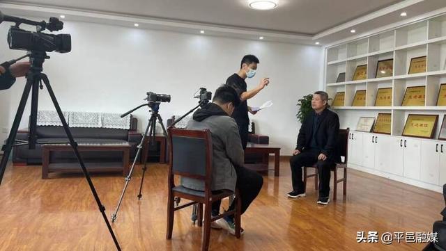 平邑县影视艺术家协会到地方镇采访“道德模范”、“身边好人”
