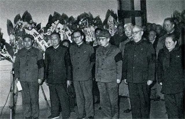 1972年，毛主席穿睡衣参加陈毅追悼会，遗孀眼含泪花：您怎么来了