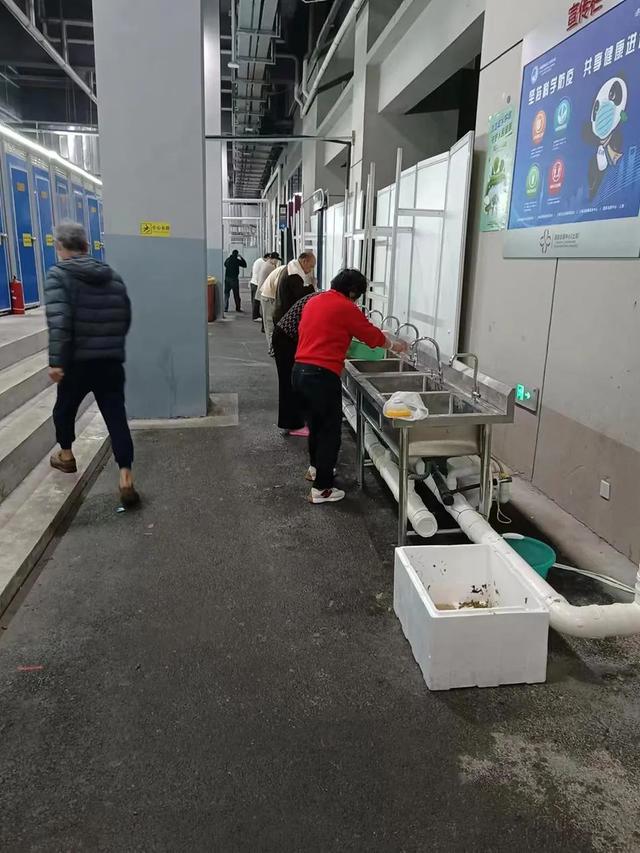 建好方舱后，他就住进了方舱