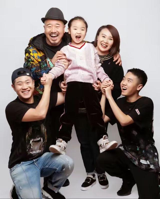 刘能吃大餐为女儿庆生!