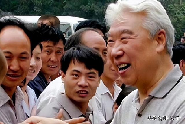 10万人花费十年时间，人工凿平1250座山，红旗渠的修建有多难？