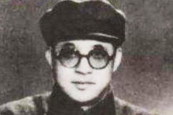 1955年授衔，毛主席审阅上将名单以后划掉了一人，这人到底是谁？
