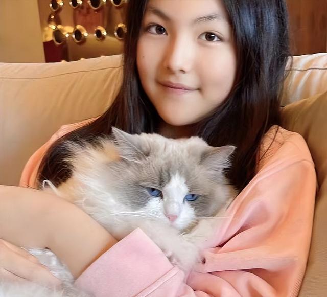 王诗龄为妈妈过节，晒全家福特意将爸爸王岳伦剪掉，不想李湘伤心