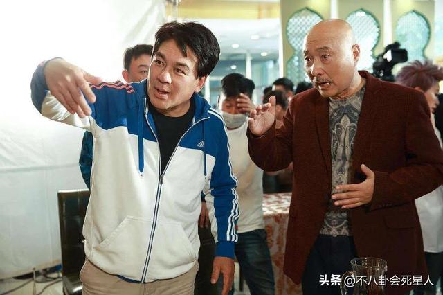 娱乐圈抠门明星大赏，聚餐不买单，送“假名牌”，欠钱还理直气壮