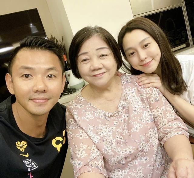 陈建州让她70岁的母亲患上了乳腺癌。多次化疗后头发掉光，面容憔悴乐观。
