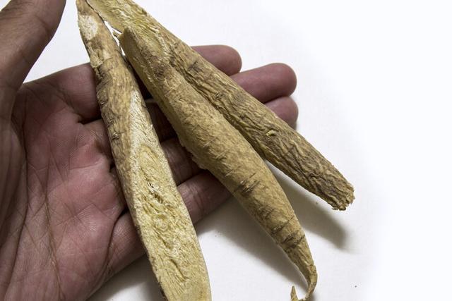 坚持饮用黄芪泡水，身体会有哪些好处？和3类中药搭配效果更佳