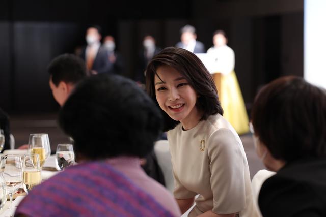 金建希：韩国新总统的美貌夫人，颜值即正义，丈夫政敌也为她痴笑