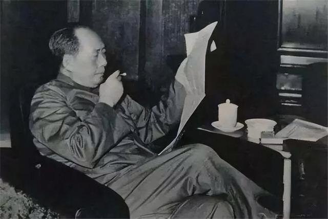 1972年，毛主席穿睡衣参加陈毅追悼会，遗孀眼含泪花：您怎么来了