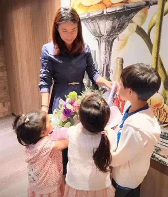 霍启刚3子女母亲节给郭晶晶献花，霍启山表白朱玲玲，38岁仍未婚