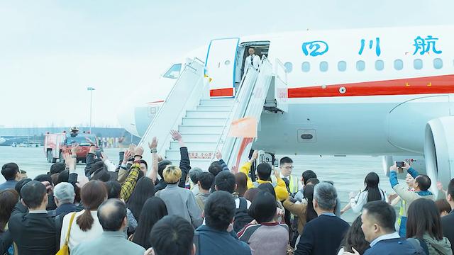 飞机万米高空玻璃爆裂,副机吸出窗外,机长34分钟迫降128人!催泪片