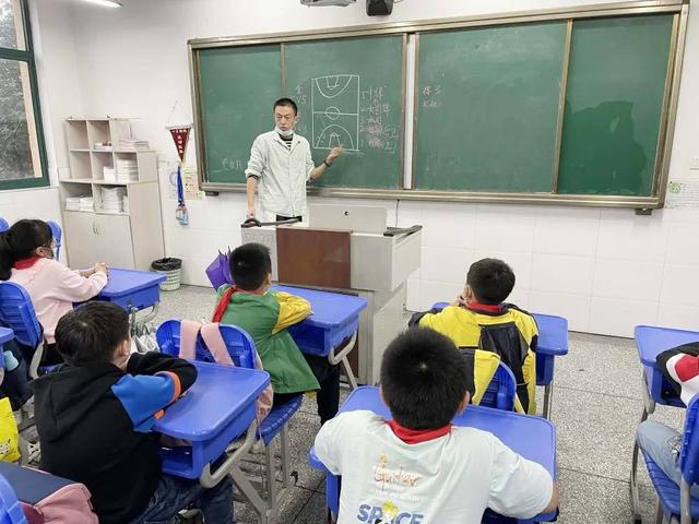 课后延时服务推出仅一学期，家长们的态度截然不同，问题出在哪里