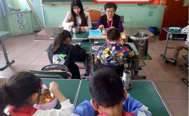 天津小学配餐安全后续：硬核家长“怒怼”学校，网友：给教父点赞