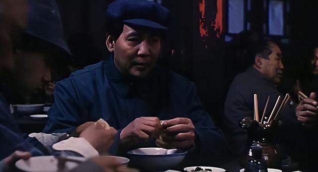 毛主席一行人从机场回来，临时决定下馆子，结账时发现谁都没带钱