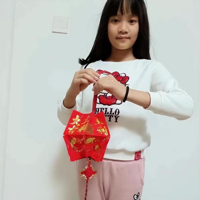 置办年货、手绘兔年红包……海口中小学“实践”式作业受学生欢迎，“兔”味十足