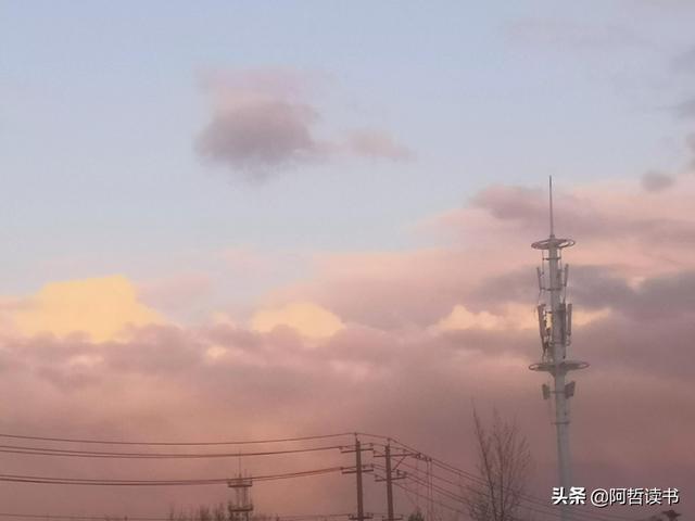 傍晚的天空，今日大不同，西边飘阴云，东边飞彩霞