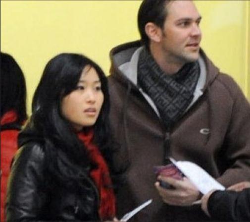 张艺谋岳母：比女婿小11岁无代沟，陪女儿走过“地下”10年无遗憾
