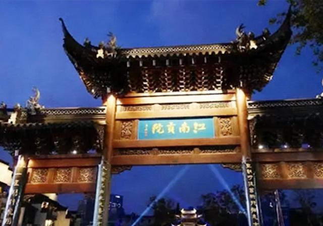 秦桧后人考上状元，经过岳飞坟墓时作了两句诗，被后人称赞不已