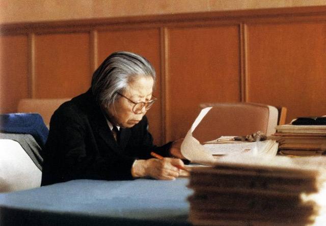 75年蒋介石去世后，宋美龄晚年在美国靠什么生活？说出来你别不信