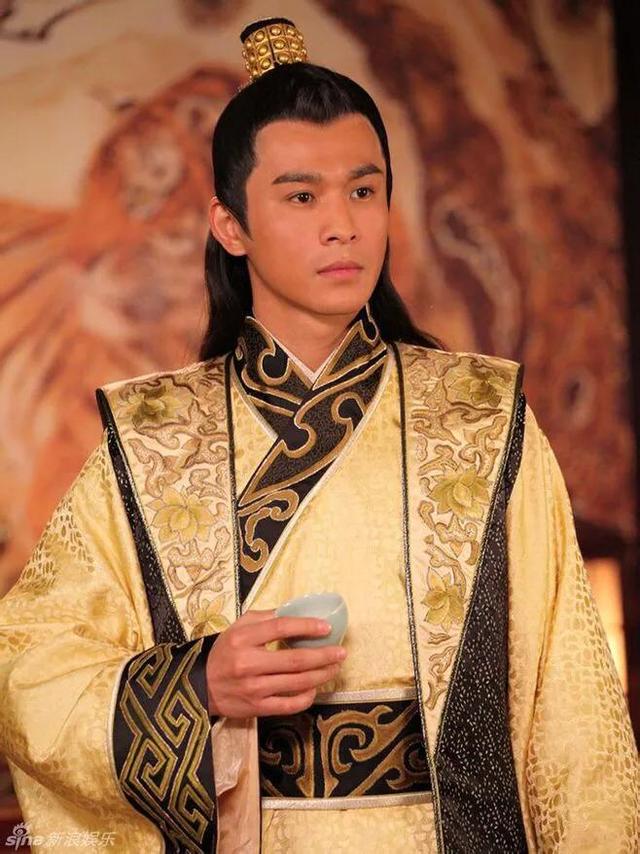玄武门之变前夜，齐王邀请太子纵酒欢歌，李世民聚集众臣密谋大事