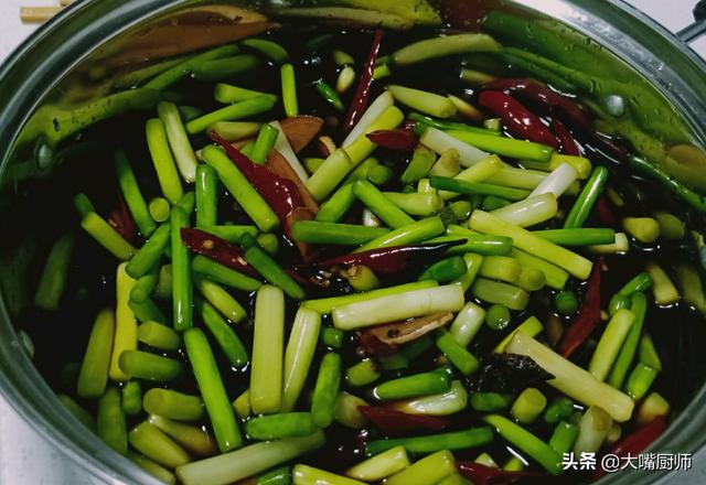腌蒜薹有讲究，分享母亲用了40年的方法，腌好酸辣爽脆，能放一年