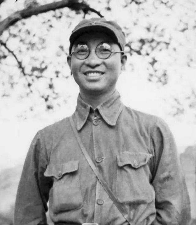 38年毛主席偶遇王新兰，开玩笑说：当心你的肖华被别的姑娘抢走了