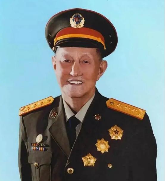 老农在大街上闲聊，突然被人专机接去北京，衣服还没换成了大将军
