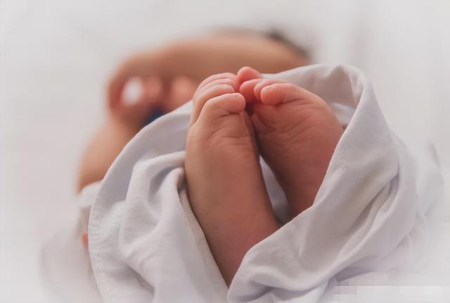 宝宝出生时的斤两暗示宝宝智商（出生时报几斤几两）(2)