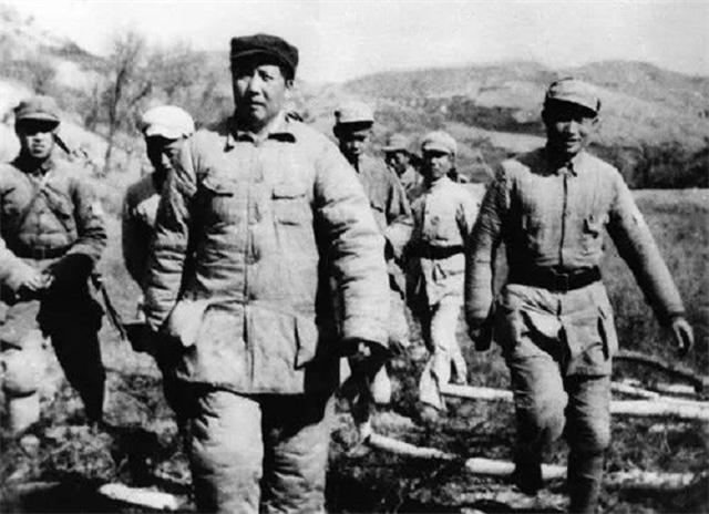 1945年重庆谈判，监视毛主席的宪兵落泪，营长由衷感慨：天下少有