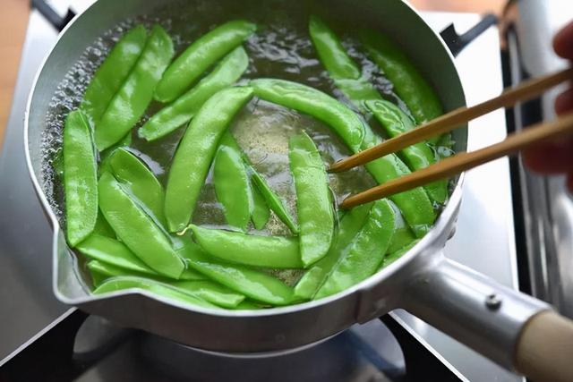 这7类蔬菜带“毒素”？医生：吃前请焯水，再懒也别忽视