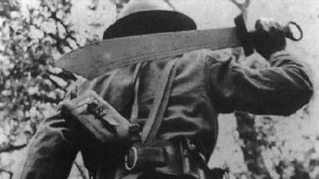1944年，一侦查员被捕，刑讯室内，日军翻译官悄悄对他说：别暴露