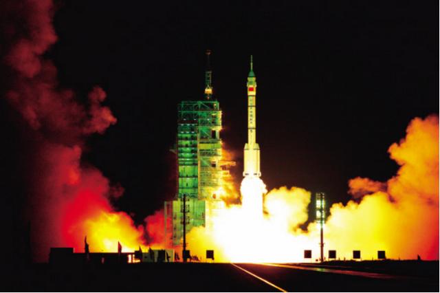 翟志刚回忆“太空漫步”：地球在空中悬着，真怕它飘跑了