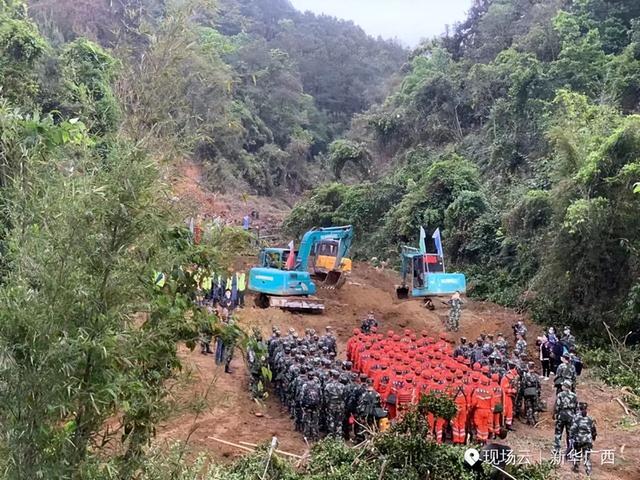 失事客机一只黑匣子找到，航空专家称驾驶舱和机尾各装1个，耐高温高压“扎到土里还是石头里，一定会找到”