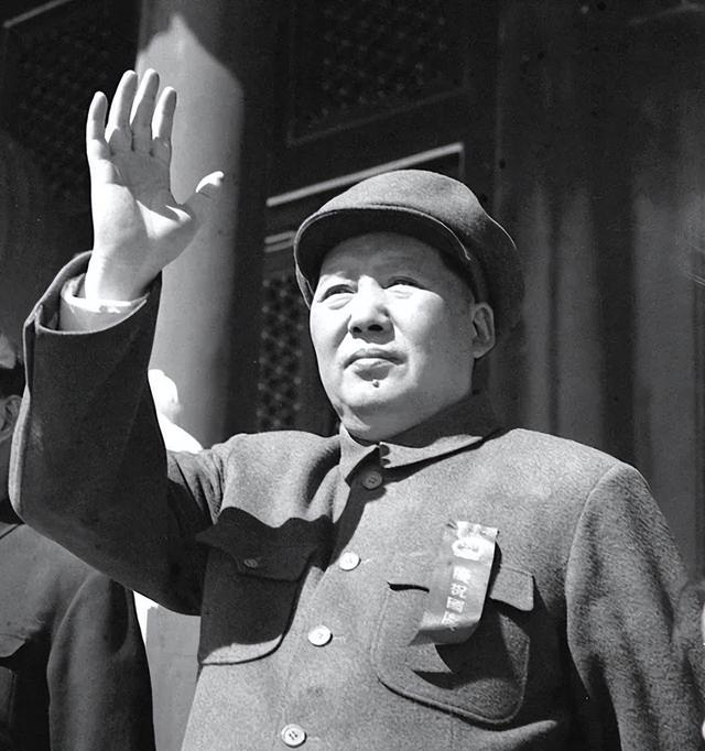 重庆谈判时，蒋介石决定让毛主席担任新疆省长，主席的回应真高明