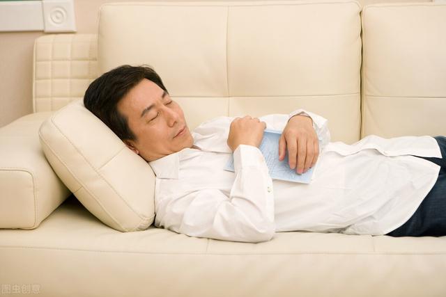 男性想要长寿，睡觉时要注意这3个“小毛病”，别忽视