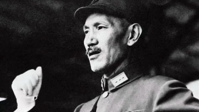 毛主席为红军电台发愁，一国军俘虏站了出来，25年后成开国中将