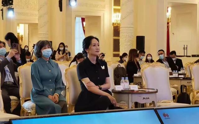 孟晚舟回国首次亮相，一袭Polo裙出席华为发布会，眼眸坚定有毅力