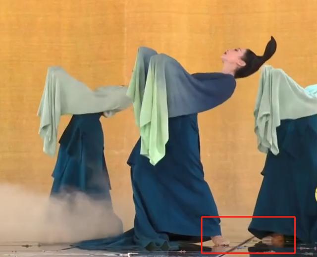 陈宝国戴口罩挖鼻孔，沈腾毛衣穿成买家秀，春晚亮点你看谁？