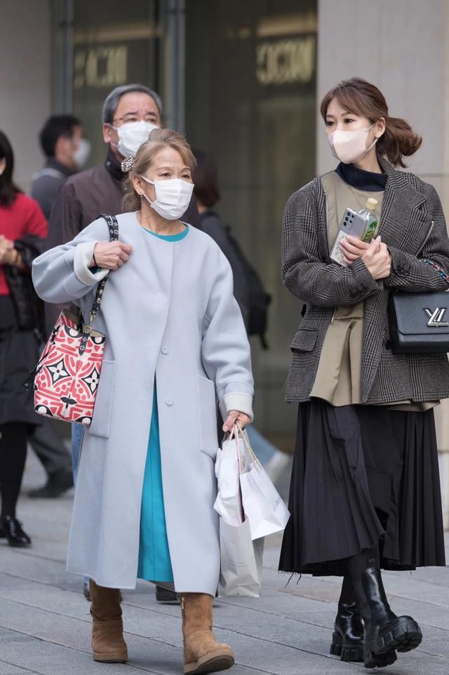 日本人的穿衣风格特点(日本女人的衬衫裙穿搭)(1)