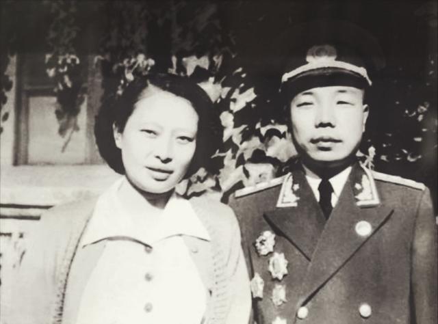 38年毛主席偶遇王新兰，开玩笑说：当心你的肖华被别的姑娘抢走了