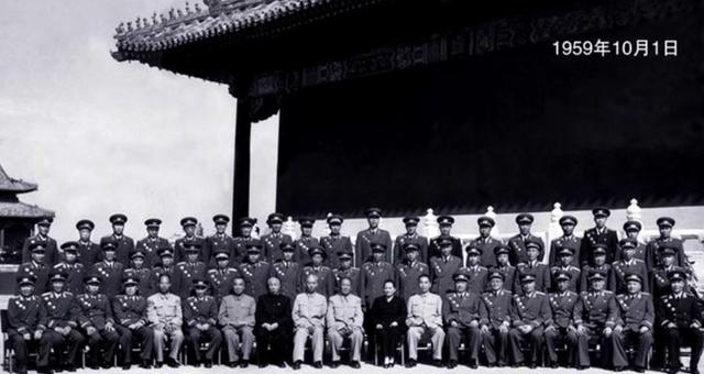 「罕见」周恩来和十大元帅的同框照，张张珍贵，尽显功勋风采