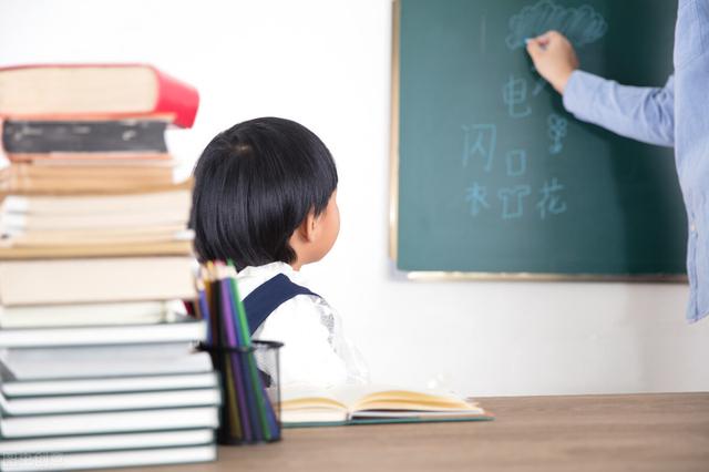 男人站在两者之间如何平衡，家庭和事业