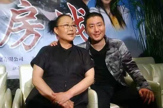 72岁的斯琴高娃：两段带泪的婚姻，三婚丈夫病逝，风光背后有眼泪