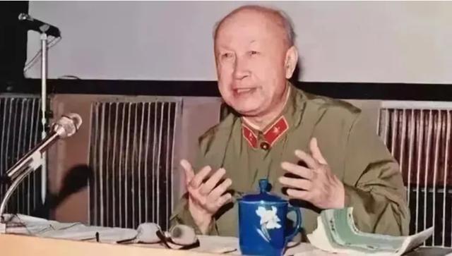 毛主席给钱学森递烟，钱学森准备接，主席突然收回笑道：自力更生