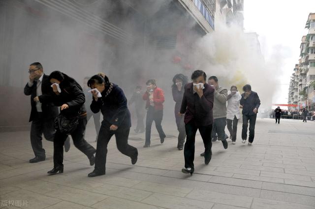 郑州34层高楼失火，“烟囱效应”太可怕，逃生该往上还是往下？