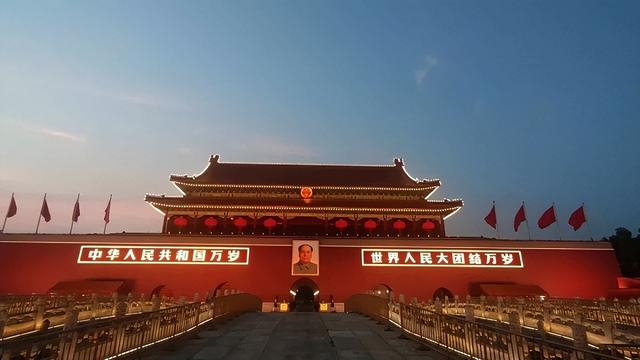 天安门城楼上，先后挂过12个人的画像，除了毛主席外，还有谁？